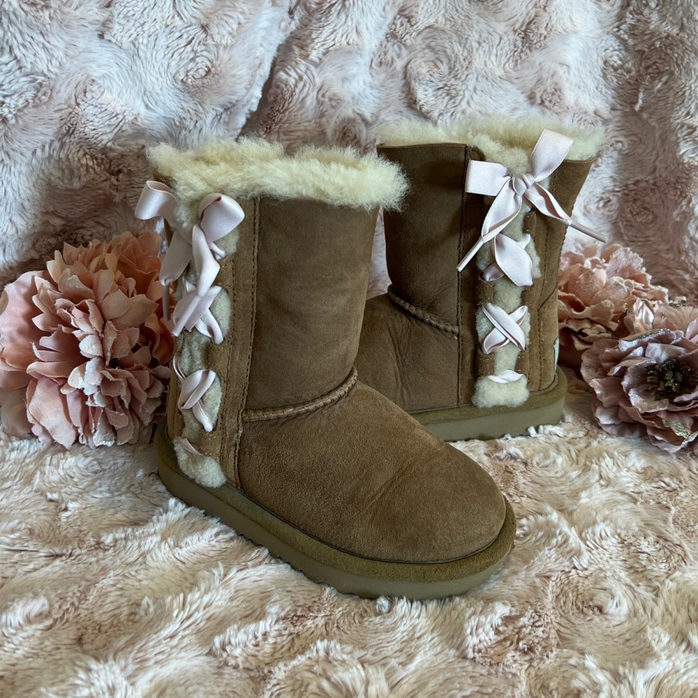 Ugg boots in chestnut with pink bows!